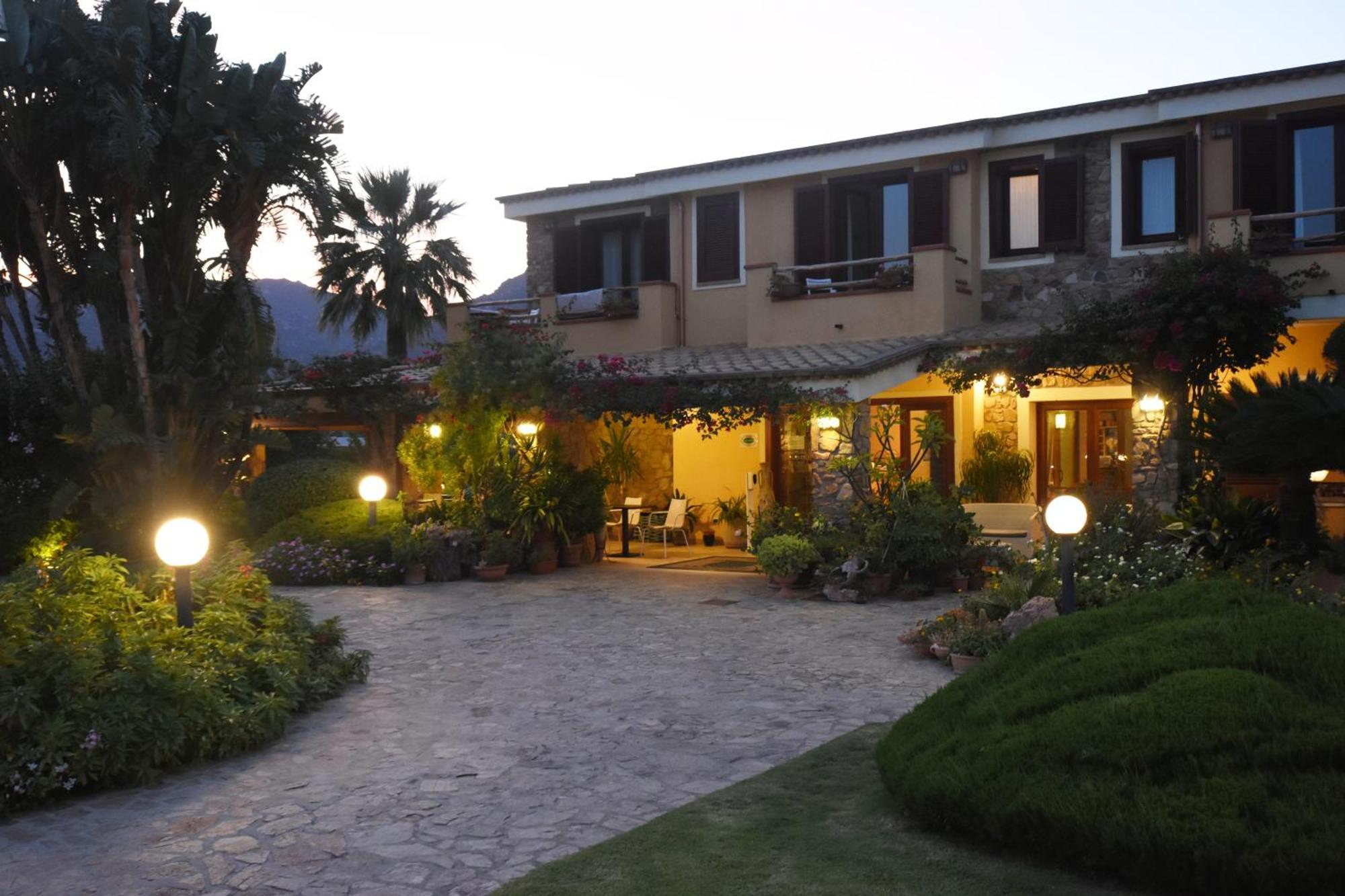 Le Anfore Hotel Villasimius Exterior photo